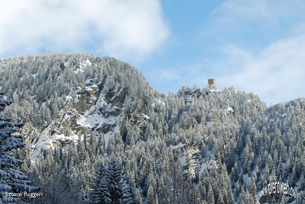 4 - la torre al Passo del Maloja.JPG